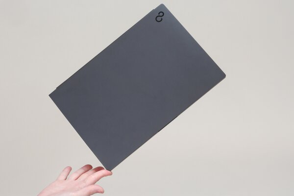 L2mCgo2IlDKCaQI's tweet card. ここ数年、1kg前後のノートPCを使ってきて「いや、もうこれで十分軽いでしょ」と思っていた自分が、FMV Note Uシリーズの「UX-K3」を手に取った瞬間にその感覚がひっくり返されました。