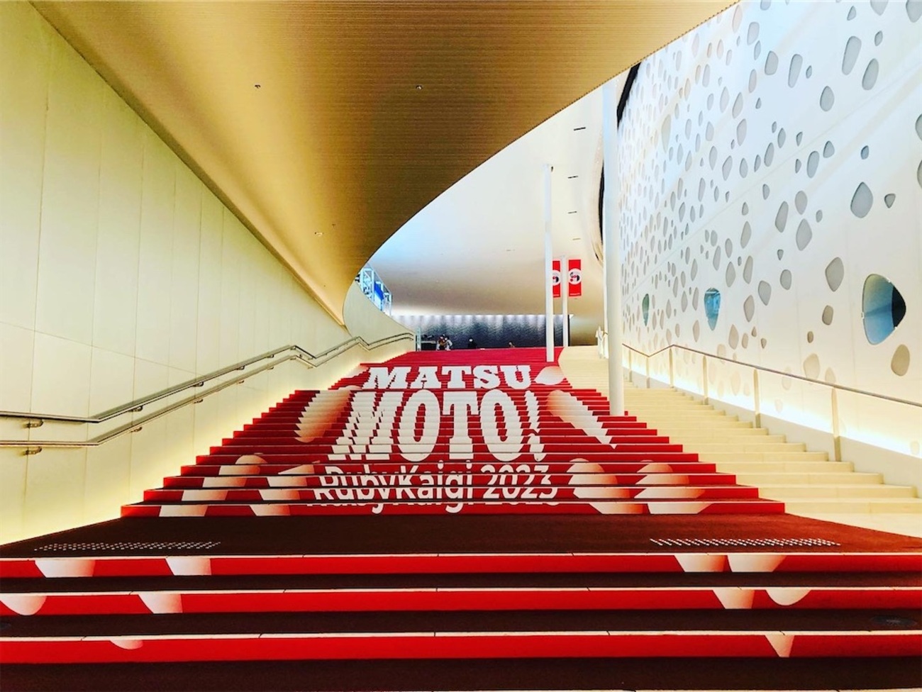 Fendo181's tweet card. タイトル通りですが、2023年5月11日~2023年5月13日に開催された「RubyKaigi 2023」にHelperとして参加しました! rubykaigi.org 改めてAboutページにも記載されているので共有しますと「RubyKaigi 2023」では当日Helperとして参加します!💪 🏯💎https://…