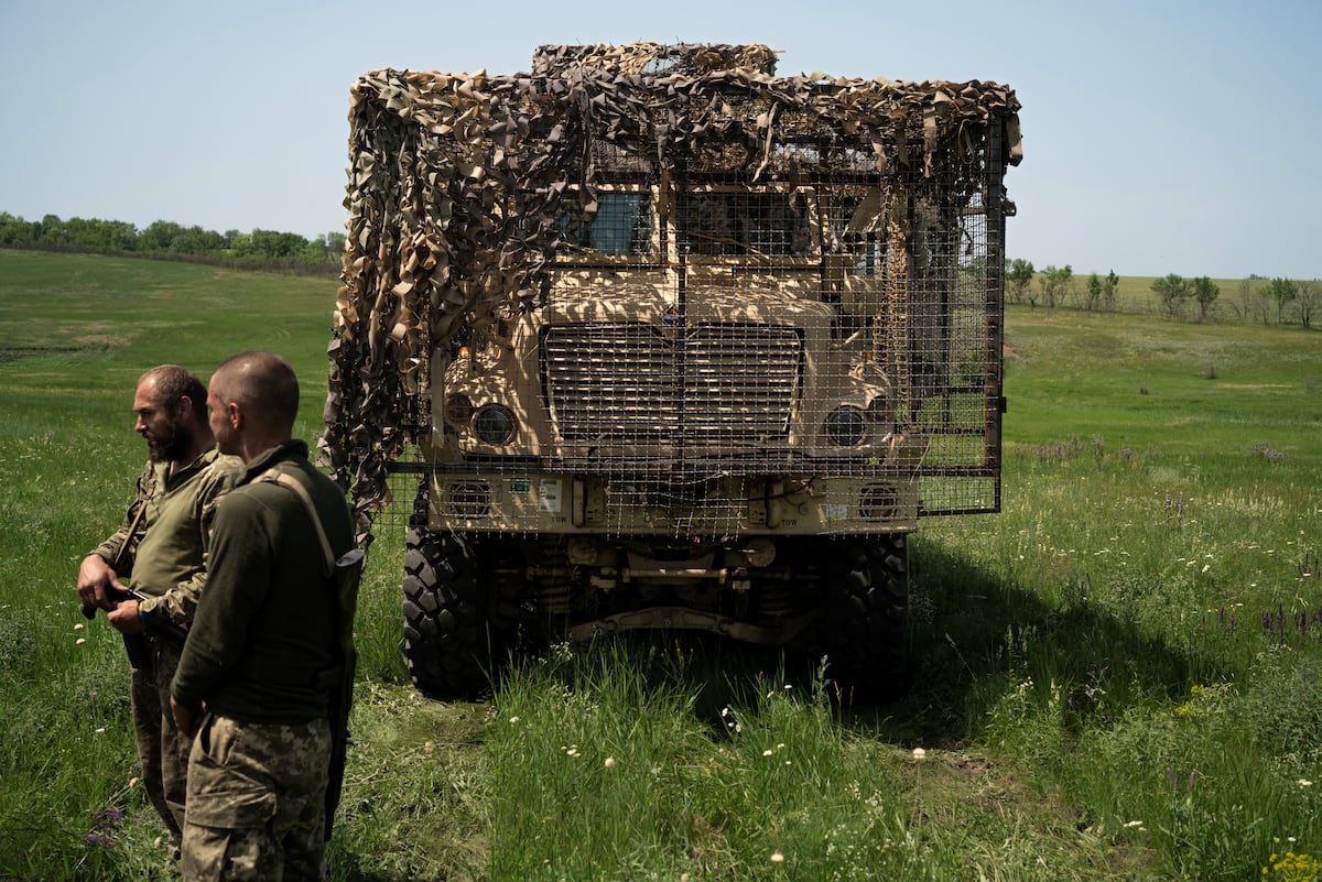 C4ISRNET's tweet card. Netting and cages have proven effective in Ukraine in keeping warheads from penetrating vehicle walls.