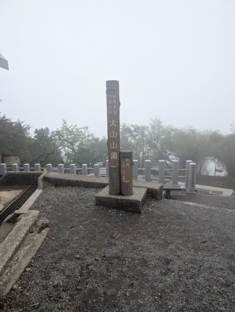 xuonix_com's tweet card. 曇り空は、朝のうちはまだ身体が重かった。05月11日、7時。伊勢原の街は静かで、空気に湿り気がある。今日はただ大山に登るだけではない。「同じ山を二度登る」という、少し奇妙で、しかし自分の体力を確かめたくなるような計画を立...