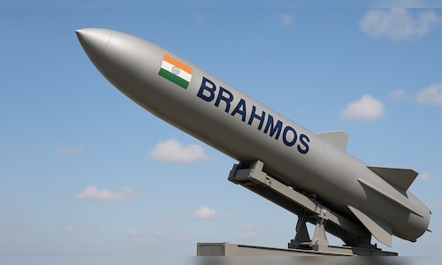 CNBC_Awaaz's tweet card. भारत के DRDO और रूस ने मिलकर ब्रह्मोस मिसाइल बनाई है. ऑपरेशन सिंदूर के दौरान इसके प्रदर्शन को देखने के बाद कई देशों ने इसमें रुचि दिखाई है. इस मिसाइल ने बहुत सटीकता से कई पाकिस्तानी एयर बेस पर हमला...