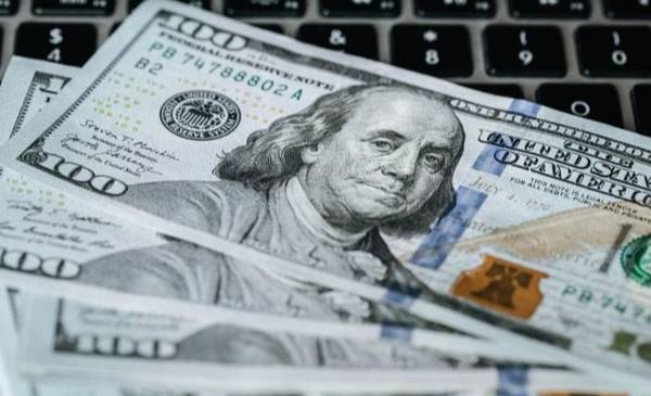 RodoadrianDM's tweet card. El presidente Javier Milei sufrió una corrida bancaria. Los principales motivos detrás de la escalada del dólar blue.