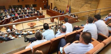 sindicatdeltaxi's tweet card. El PP aprueba gracias a la abstención de Vox el proyecto de ley que autoriza que UBER y Cabify sigan operando en la región MADRID. LA VANGUARDIA.- La imagen de los representantes del sector del taxi...