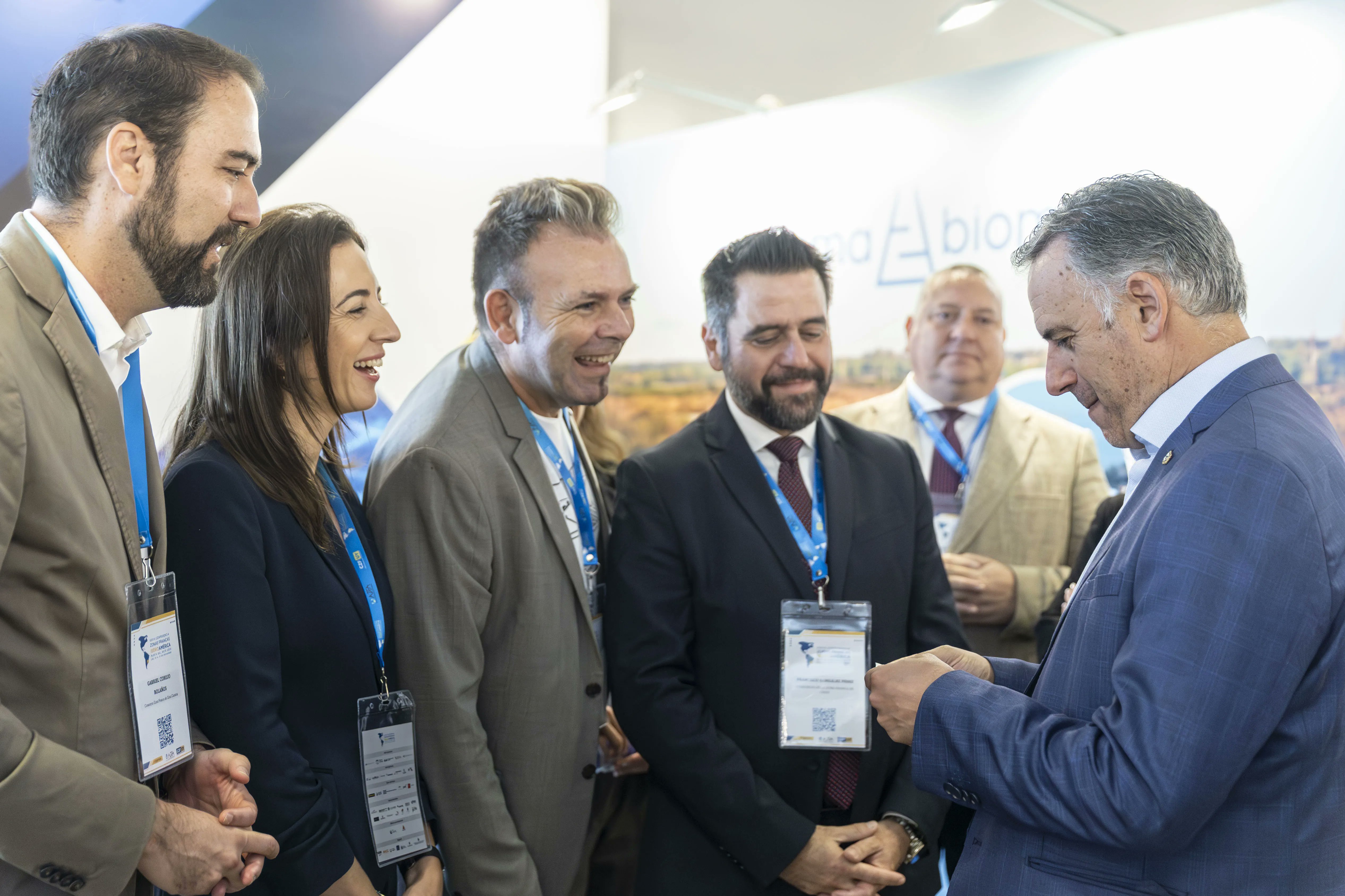 220uy's tweet card. El sector genera más de 66.000 empleos directos e indirectos y representa el 7% del producto bruto nacional.