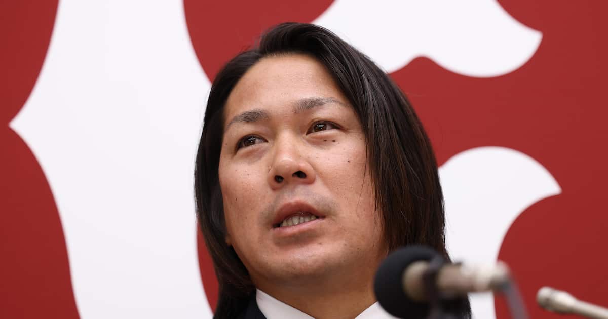 sanspo_giants's tweet card. 巨人・甲斐拓也捕手（33）が27日、東京・大手町の球団事務所で契約更改交渉に臨み、現状維持の年俸3億円でサインした。5年15億円の複数年契約は来季が2年目とな…