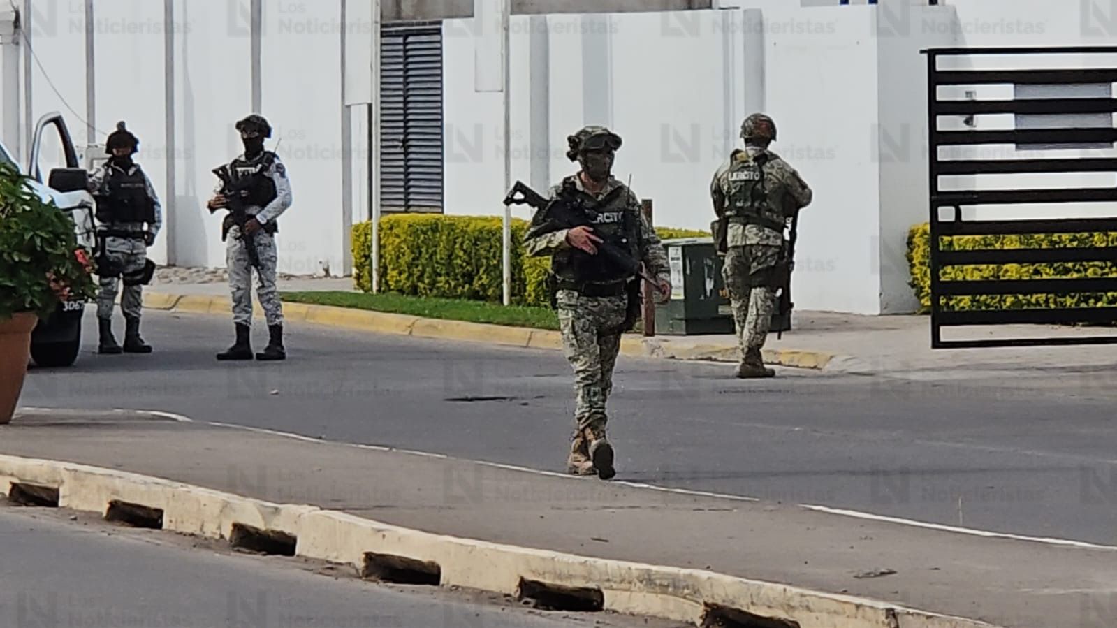 Noticias1activa's tweet card. Operativo de seguridad interinstitucional desmanteló una casa de seguridad en Valle Alto, Culiacán, el 26 de noviembre de 2025. Se reportan 5 detenidos. Claves del operativo Culiacán 2025.