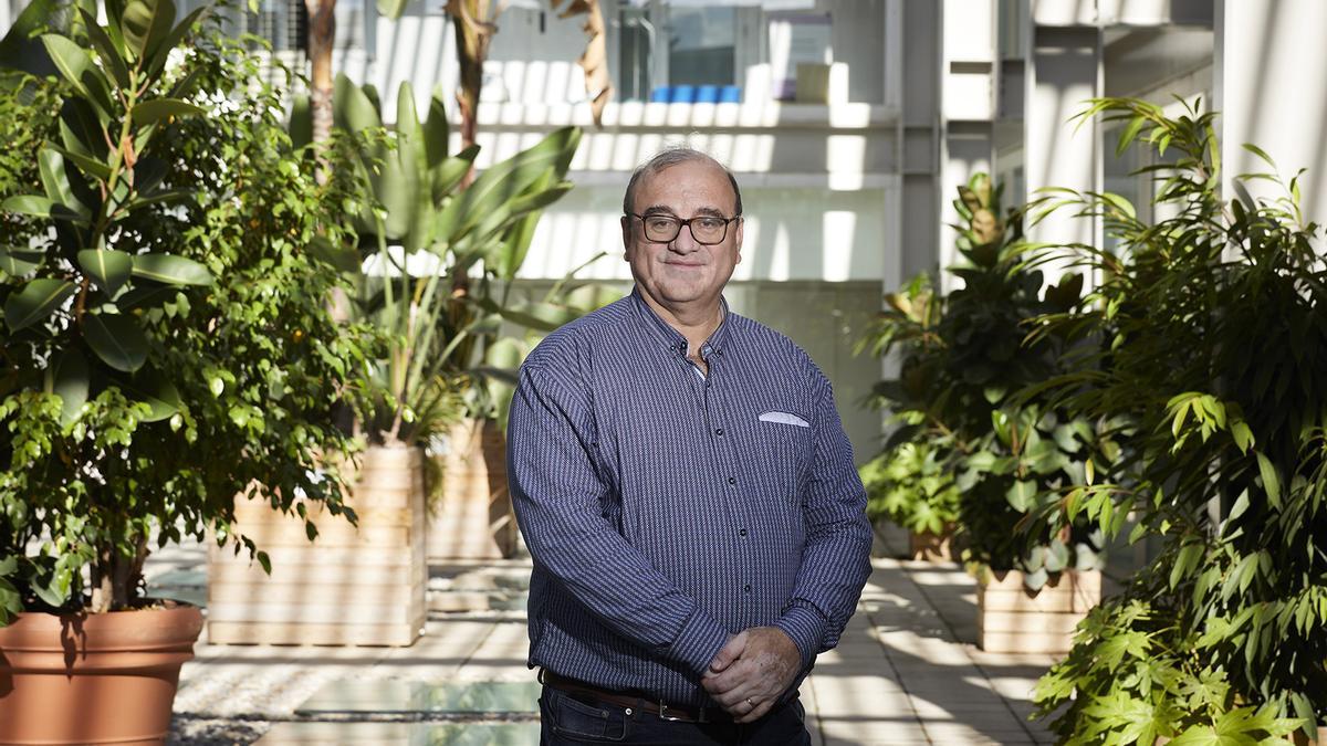 qhusilu's tweet card. La sostenibilidad y el teatro se cruzan hoy con la conferencia impartida por el divulgador Antonio Turiel en el Concello de Cangas, relacionada temáticamente con el estreno de la obra «A beleza...