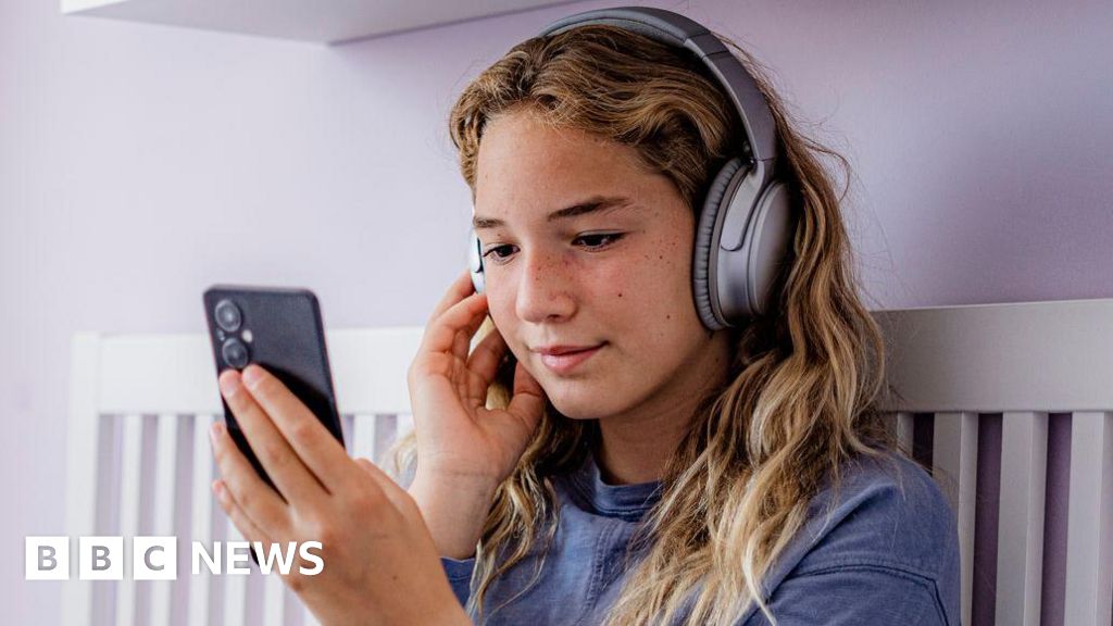 BBCTech's tweet card. The government has just tabled laws to block access to under-16s - but the proposal is divisive.