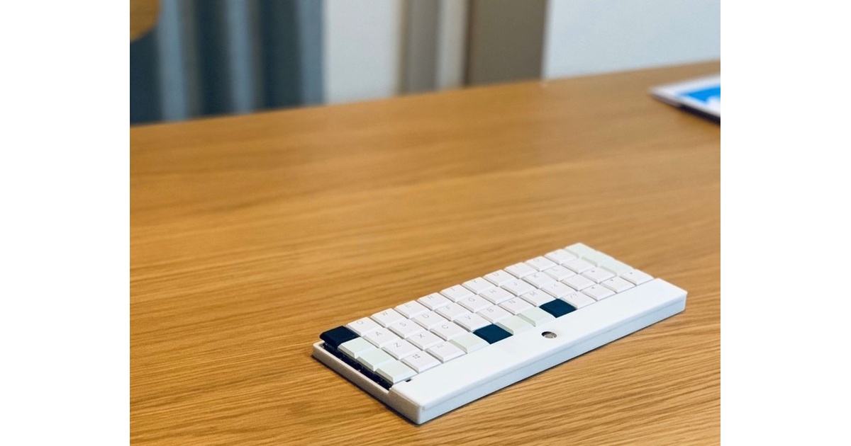 techmech_'s tweet card. タブレット等と気軽に持ち出せる、小型トラックボールを搭載したキーボードです。 iPadやsurfaceの純正キーボードよりも軽量となるよう設計しました。