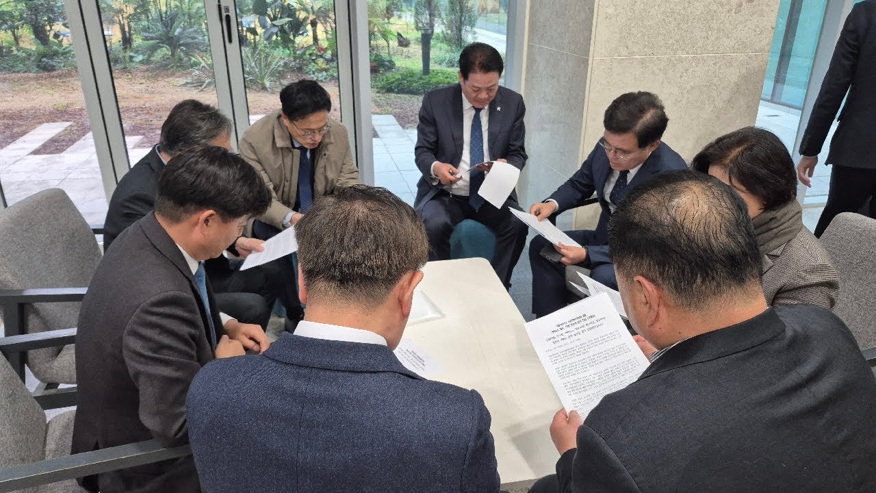 yoeman6310's tweet card. [박주민TV LIVE] 더불어민주당 기초단체장협의회 혐오현수막 금지 촉구 기자회견