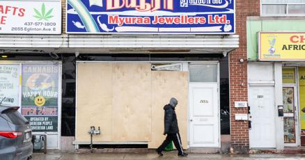 TorontoStar's tweet card. Dramatic video shows a truck smashing into a Scarborough jewelry store, with three men inside at the counter, amid a rise in violent GTA thefts.