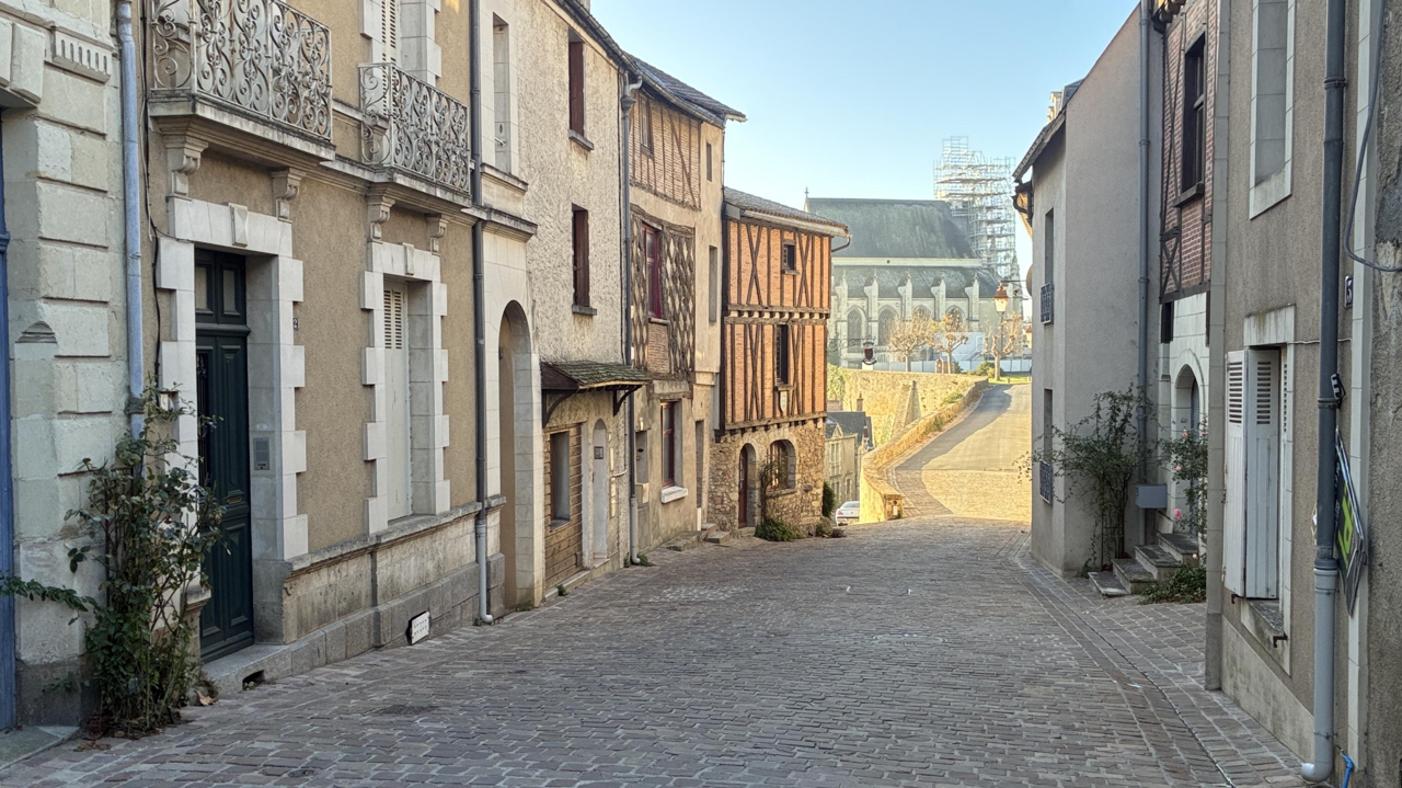 nelmaropi's tweet card. Au moment de vendre son bien immobilier dans le centre ancien de Thouars, un propriétaire a découvert que l’appartement du rez-de-chaussée était squatté depuis plusieurs mois. Il a porté plainte,...