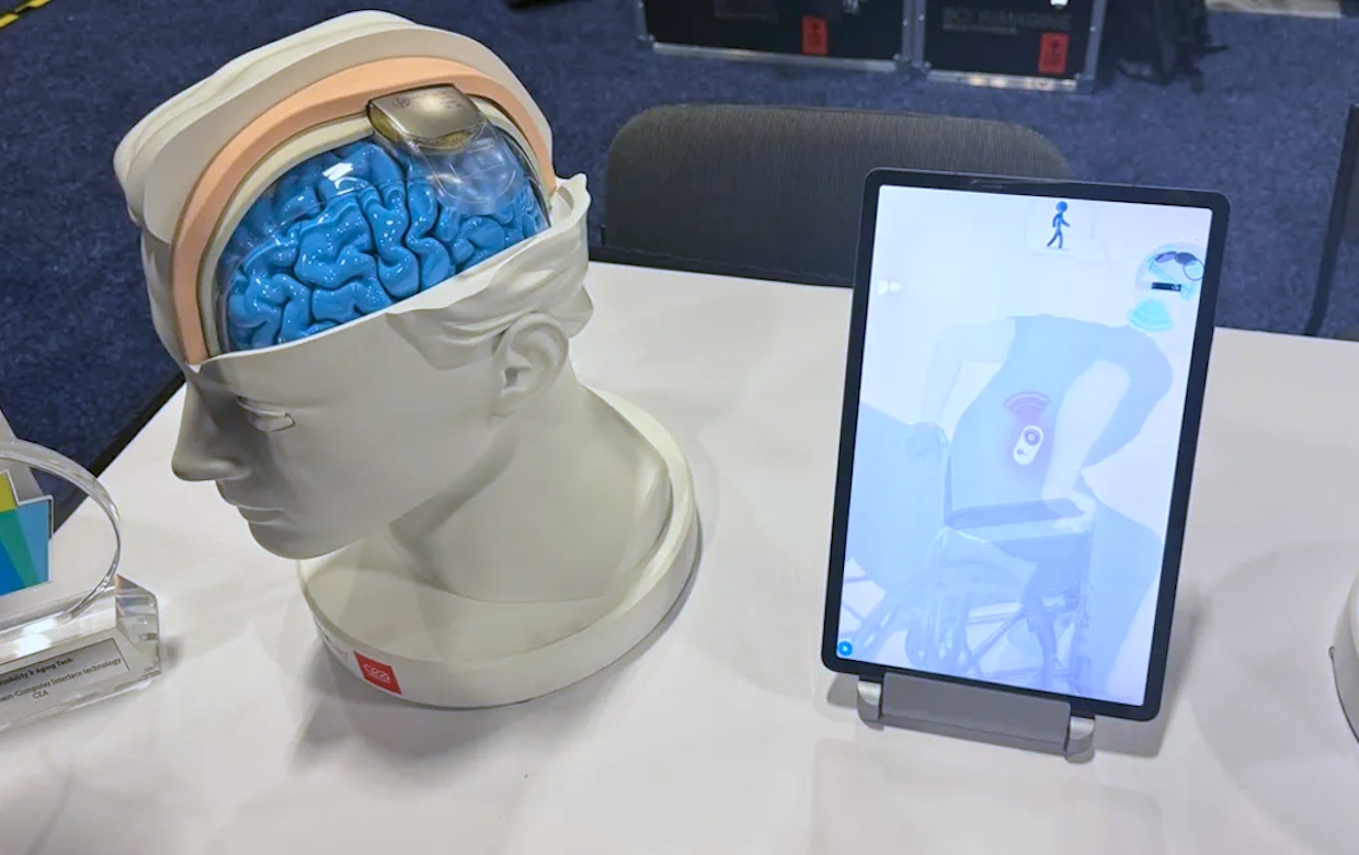 BFrance_Japan's tweet card. 脳とコンピュータのインターフェイスは、Elon Musk（イーロン・マスク）氏の Neuralink だけでは