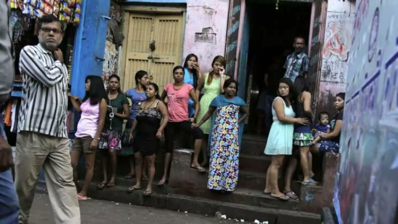 newstrackmedia's tweet card. SIR in Sonagachi: एशिया के सबसे बड़े रेड लाइट एरिया सोनागाछी में चुनाव आयोग के विशेष गहन पुनरीक्षण (SIR) ने 10,000 से अधिक सेक्स वर्कर्स के लिए पहचान और वोटर रजिस्ट्रेशन का संकट खड़ा कर दिया है।...