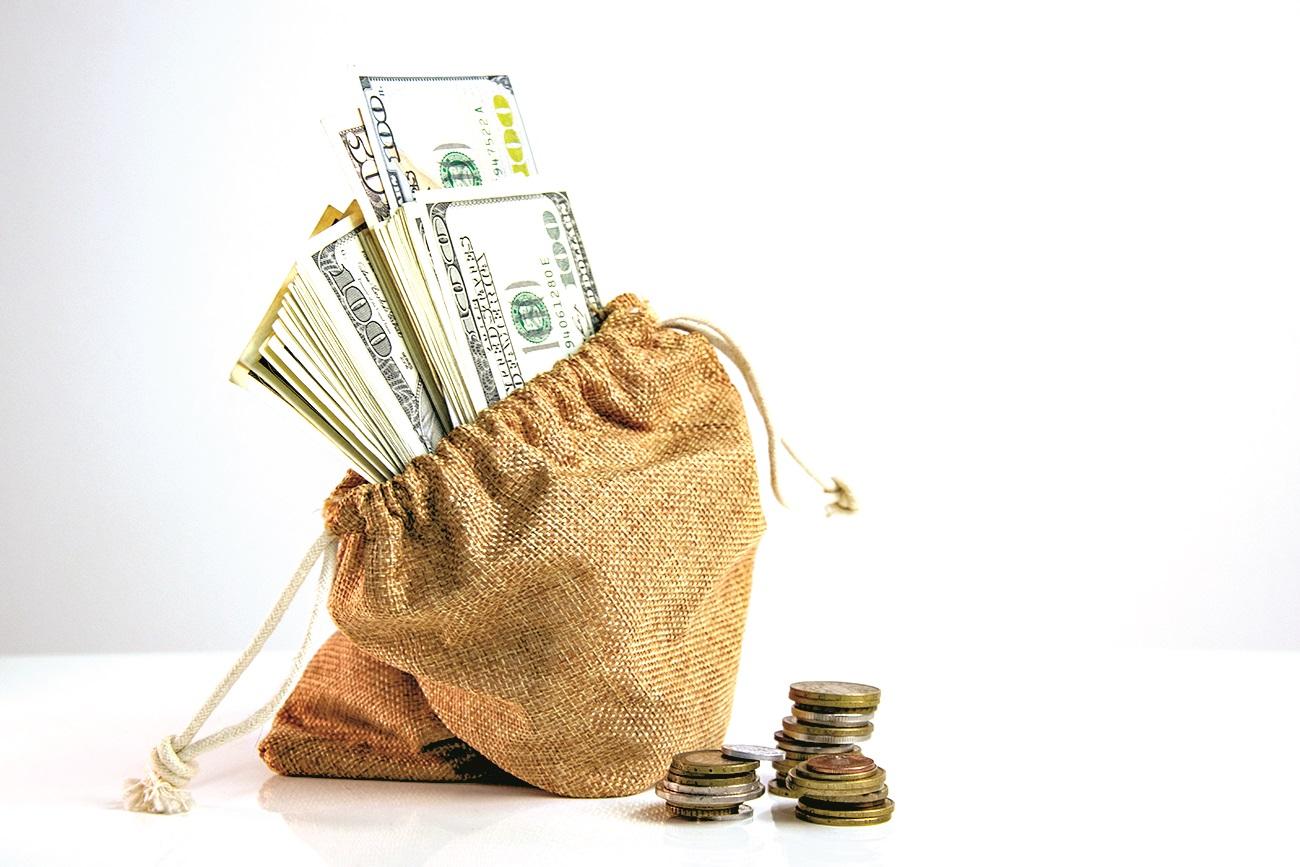 bsindia's tweet card. India's forex reserves fell by $9.3 bn to $688 bn in the week ended August 1, driven by RBI's dollar sales and revaluation losses amid rupee depreciation and FPI outflows