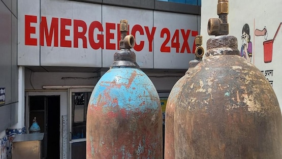 ak_ajitkumar's tweet card. आगरा के कई निजी अस्पतालों ने अपने दरवाजों पर बेड की अनुपलब्धता के पोस्टर लगा दिए हैं जिसे देखकर ही मरीज निराश होकर लौट जाए. वहीं कई अस्पतालों ने नोटिस चस्पा करके कह दिया है कि ऑक्सीजन है नहीं इसलिए...