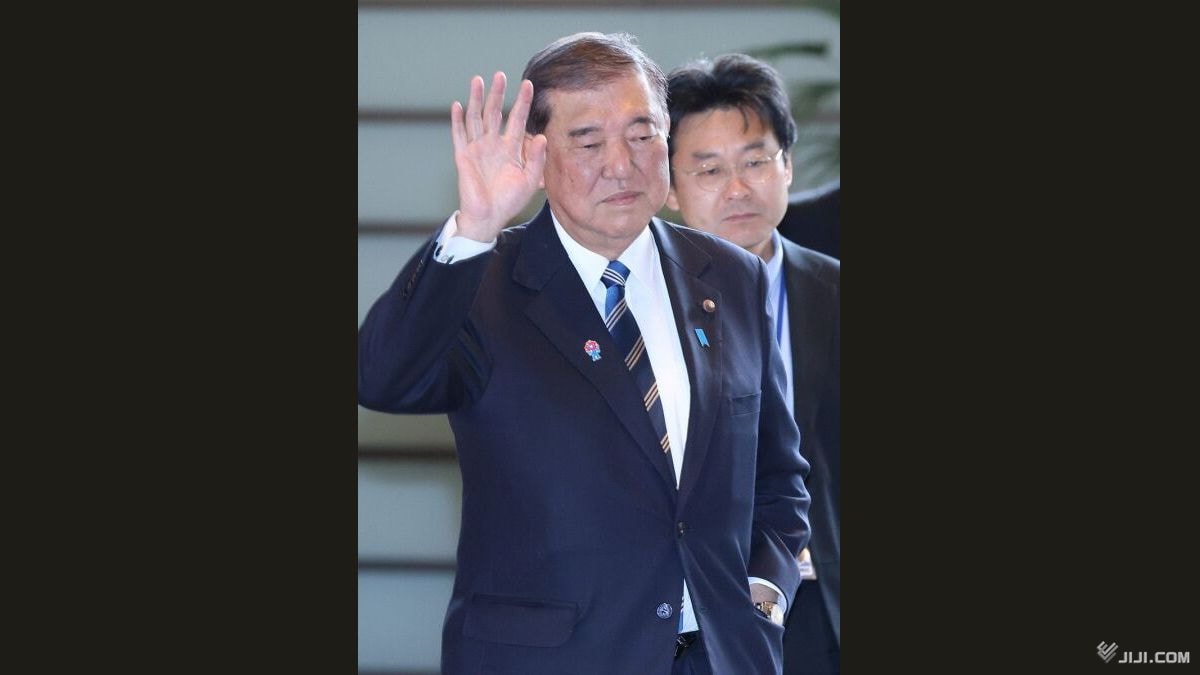 NakamuraYa_Y's tweet card. 石破茂首相は２日朝、住まいの首相公邸を車で出ると、真っ先に国立国会図書館に向かい、１時間超滞在した。首相周辺によると、自ら「本や資料を読みたい」と希望したという。２０２５年度予算の成立を受け、後半国会や夏の参院選に向けて想を練ったとの見方も出ている。