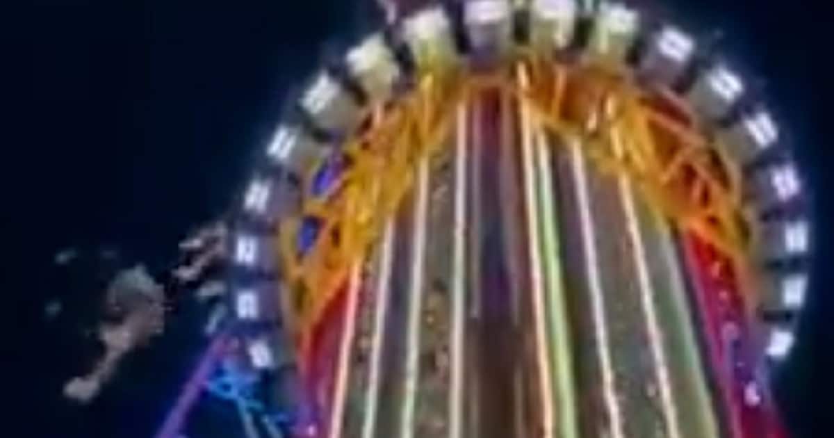 VTMNIEUWS's tweet card. Een attractiepark in de Amerikaanse staat Florida is gisteren opgeschrikt door een gruwelijk ongeluk. Een 14-jarige jongen viel uit een zogeheten ‘freefall tower’ en kwam met een enorme smak op de...