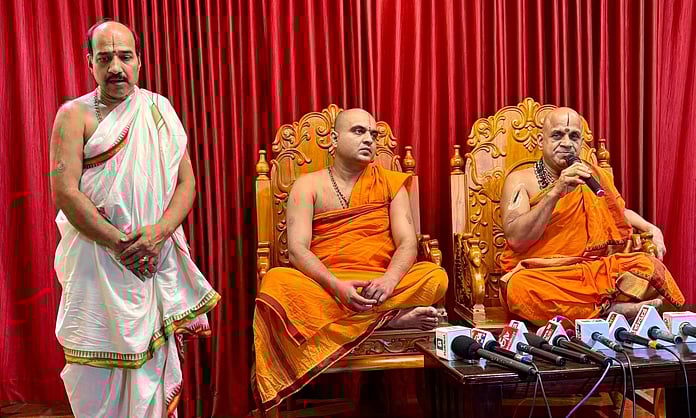 KannadaPrabha's tweet card. ಕೃಷ್ಣನ ನಗರಿ ಉಡುಪಿ ನಗರವು ನಾಳೆ ನವೆಂಬರ್ 28 ರಂದು ಪ್ರಧಾನಿ ನರೇಂದ್ರ ಮೋದಿ ಆಗಮನಕ್ಕೆ ಅಂತಿಮ ಸಿದ್ಧತೆ ಮತ್ತು ಭದ್ರತೆ ಮಾಡಿಕೊಳ್ಳುತ್ತಿದೆ.ಉಡುಪಿ ಶ್ರೀ ಕೃಷ್ಣ ಮಠದಲ್ಲಿ ನಡೆಯಲಿರುವ ಐತಿಹಾಸ