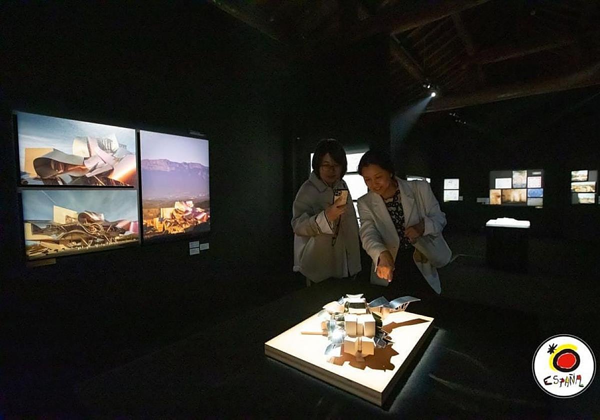 vinoderioja's tweet card. Marqués de Riscal es una de las siete bodegas que forma parte de la exposición Arquitectura y Vino. Rutas de enoturismo en España, organizada por Turespaña y el Instituto Cervantes en China y...