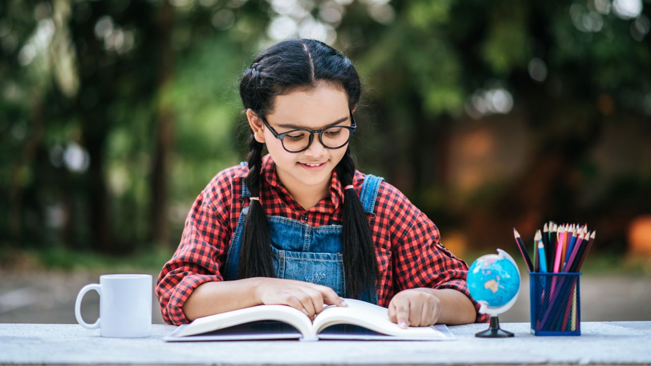 DNHindi's tweet card. सोशल मीडिया और मल्टीटास्किंग की बढ़ती आदतों के बीच छात्रों को पढ़ाई में एकाग्रता बनाए रखना कठिन हो रहा है। इस खबर में हम आपको कुछ साइंटिफिक तरीके जैसे पोमोडोरो तकनीक, माइंड मैपिंग, फ्लैशकार्ड्स और...