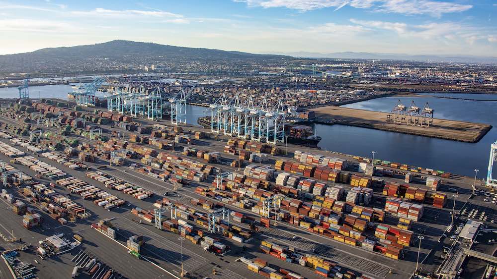 BotInversor's tweet card. The Port of Los Angeles plans to begin charging a fee to ocean carriers that allow empty containers to linger on the port’s marine terminals for nine days or longer in the latest bid to ease conges...