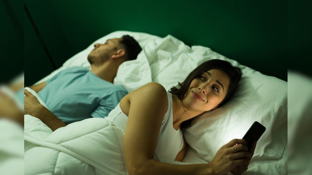 News18Kannada's tweet card. Women Affection: ಪ್ರತಿದಿನ ಯಾರಾದ್ರೂ ನಮ್ಮ ಬಗ್ಗೆ ಯೋಚಿಸುತ್ತಿದ್ದಾರೆ. ನಮ್ಮ ಬಗ್ಗೆ ಕಾಳಜಿ ವಹಿಸುತ್ತಿದ್ದಾರೆ ಎಂದು ನಮಗೆ ಅನಿಸುವಂತೆ ಮಾಡುವ ಪ್ರತಿಯೊಂದು ಸಣ್ಣ ವಿಷಯವೂ ಪ್ರೀತಿಯೇ ಆಗಿದೆ. ಒಂದು ಸ್ವೀಟ್ ಮೆಸೇಜ್, ಒಂದು ನಗು, ನಮ್ಮ...