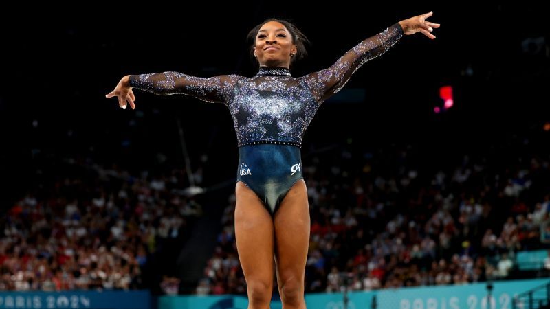 DocMerazESPN's tweet card. A pesar de lesionarse la pantorrilla durante la clasificación del domingo, Simone Biles competirá en los cuatro eventos por equipos en las finales olímpicas por equipos.