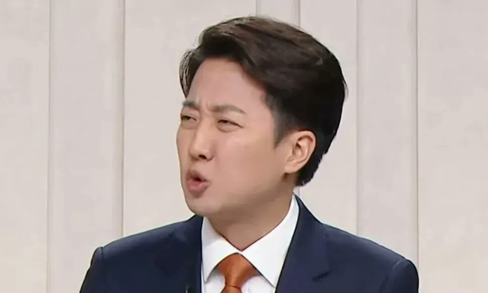 hanitweet's tweet card. 대선 3차 후보자 티브이(TV) 토론에서 여성 신체 부위와 관련해 폭력적인 발언을 한 이준석 개혁신당 대표를 수사해 온 경찰이 이 대표의 정보통신망법·아동복지법 위반 혐의에 대해 “(해당 발언이)성적 흥분을 유발시킨다고 보기 어렵다”는 등의 이유로 불송치 결정했다. 경