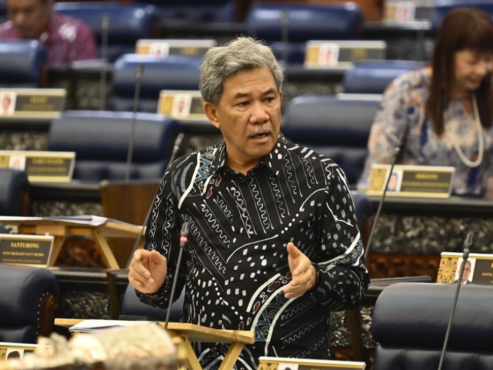 TOKMATCOMMS's tweet card. Proses membawa keluar mangsa banjir termasuk rakyat Malaysia yang terperangkap di tiga hotel di Hat Yai, Thailand dilakukan menggunakan lori kontena.