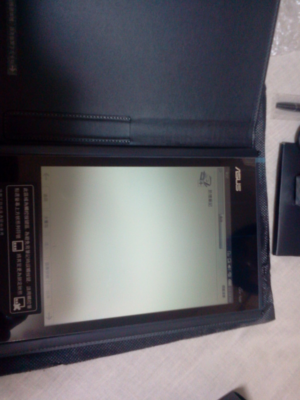 peach2red's tweet card. #EeeNote 嫁さん曰く、手ブロに慣れてる人なら行ける。消ゴムにせめて50%消しが欲しい。選べる色が3種類しかない。視差は液タブに慣れてる人なら平気そう。描画遅れが気になる人が多そう。 [銀河板]