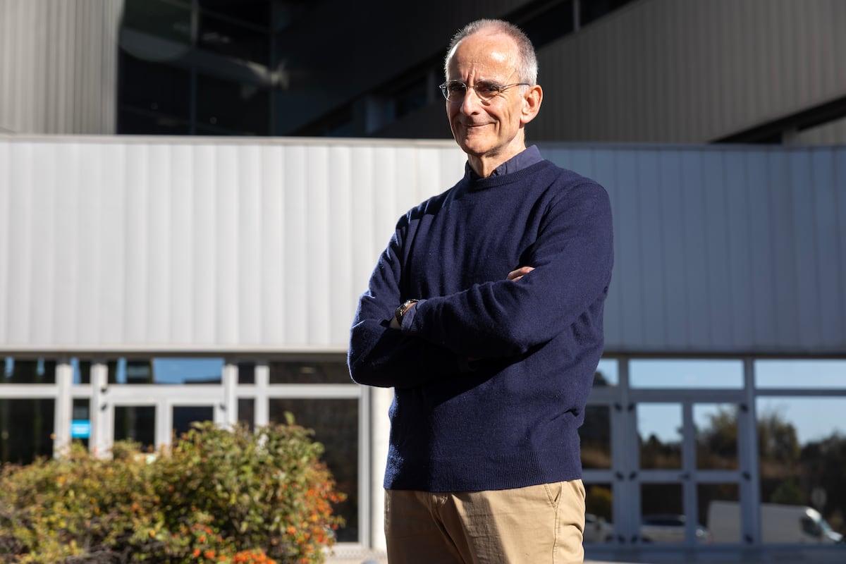 CBM_CSIC_UAM's tweet card. “Una forma de vida sintética no se ha producido aún, que yo sepa, pero no hay ninguna razón por la que no se pueda producir”, dice el científico, premio Carmen y Severo Ochoa de Investigación