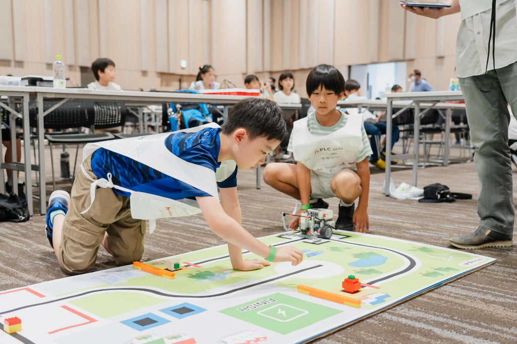 ProgLab_edu's tweet card. 大阪・梅田サウスホールにて開催された「プログラボカップ2025」。「プログラボカップ」とは、ロボット制作を通してプログラミングを学ぶ教室「プログラボ」によるオリジナルのロボットコンテスト。