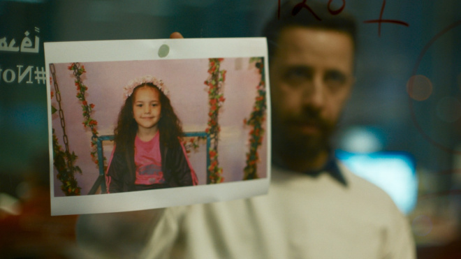 publico_es's tweet card. La película de Kaouther Ben Hania reproduce las tres horas de angustia y agonía en las que la pequeña Hind Rajab estuvo suplicando por su vida antes de que los soldados de Israel la asesinaran.