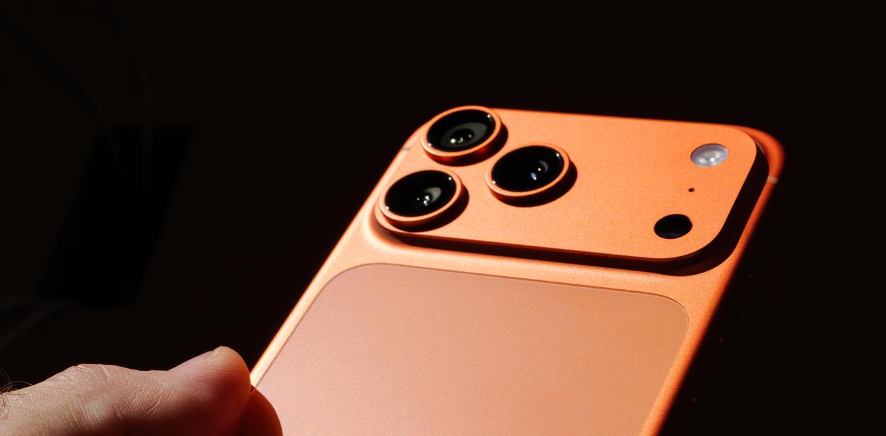 pclab's tweet card. とくに、Proはね。今年のAppleイベントにはちょっと驚きました。Design is not just what it looks like and feels like. Design is how it works.／デザインは見た目や触り心地だけじゃない。どう動くか、どう使えるかがデザインなんだ。と、最初っから創業者スティーブ・ジョブズの言葉が引用されていたわけです。この言葉に続くのは、