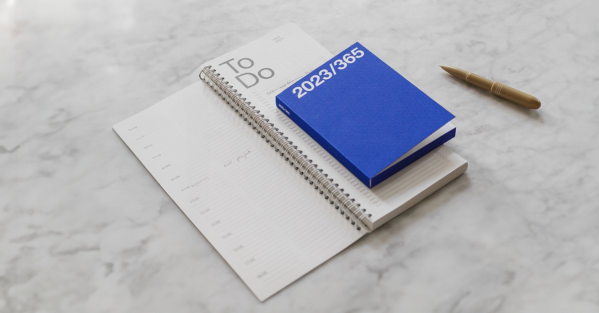 GTechDesignNet's tweet card. Explora la composición, el boceto, la tipografía y la encuadernación para crear artículos de papelería prácticos a la par que estéticos de principio a fin