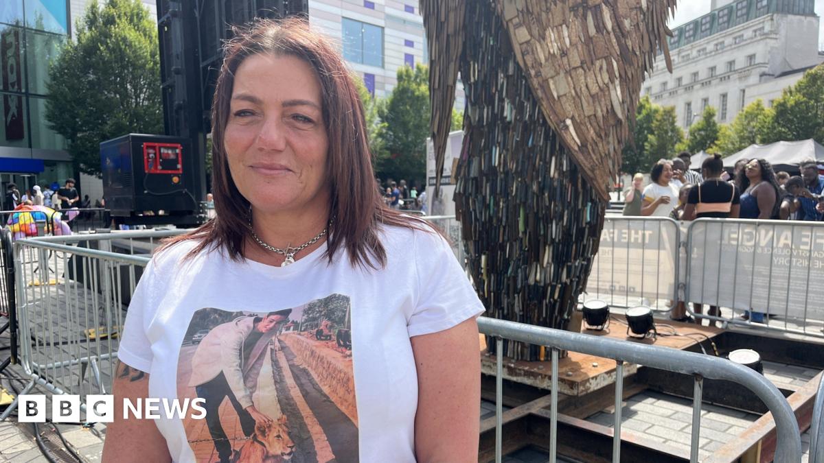 GC_learning's tweet card. Roseann Taylor, whose son was fatally stabbed, is honoured as the Knife Angel sculpture arrives in Luton.