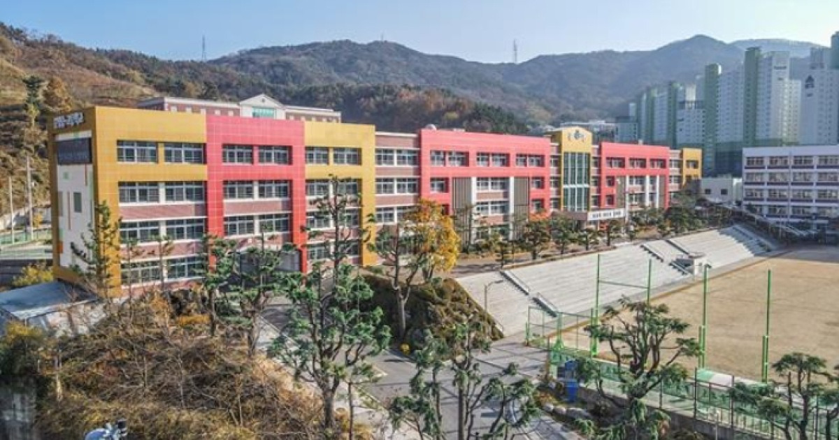 yumkh1's tweet card. 핵심요약문명고 교사, 한국학력평가원 한국사2 Ⅱ단원 공동저자로 참여 교육부 장관 김건호 청년보좌역이 작성한 초고, 최종 합격본에 포함돼 문명고, 박근혜 정부 시절 유일하게 국정 역사교과서 연구학교로 지정 '한국학력평가원' 고교 한국사 교과서 '퇴출' 수순 친일·독재 옹호 논란이 일고 있는 ㈜한국학력평가원의 한국사 교과서를 채택한 일반 고등학교가 해당 교과서