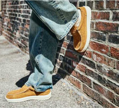 ModaenlaCiudad's tweet card. El otoño marca el cambio de estación, pero también una evolución en el estilo con el ‘Dad Shoe’. HEYDUDE...