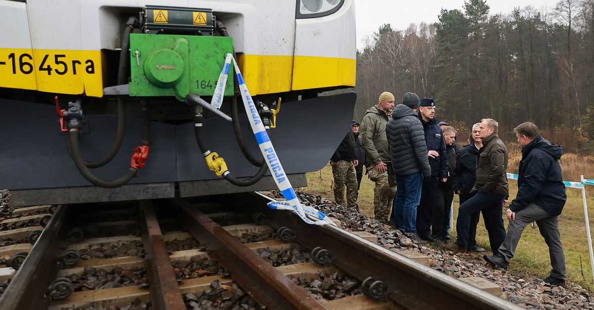 Matolja2's tweet card. Polens regering tar hjälp av försvarsmakten för att skydda kritisk infrastruktur efter helgens misstänkta sprängdåd mot järnvägen. Polen stänger även Rysslands sista kvarvarande konsulat i landet.