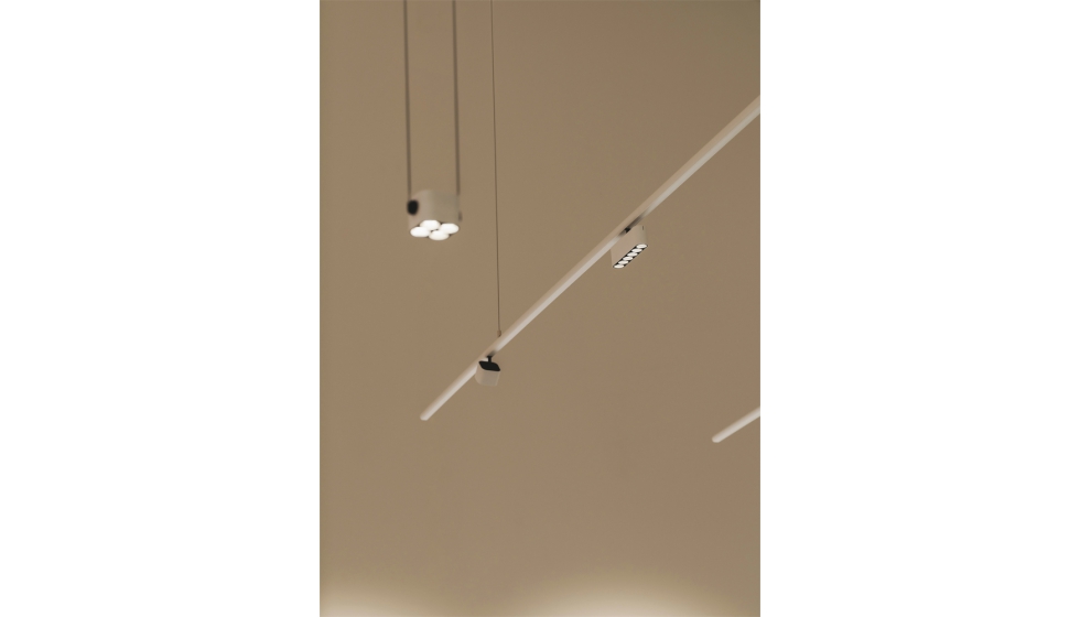 ICANDELA_com's tweet card. Imagina un anillo de compromiso. Ahora imagina el estuche que lo contiene. De igual tamaño y forma que un estuche de joyería emerge Twin, una familia de spotlight de LedsC4 que va más allá de la...