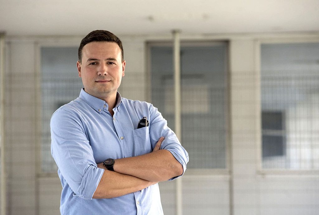 NedeljnikVreme's tweet card. Intervju sa Dejanom Bursaćem o političkoj krizi, strahu vlasti od izbora i porastu društvene mobilizacije u Srbiji.