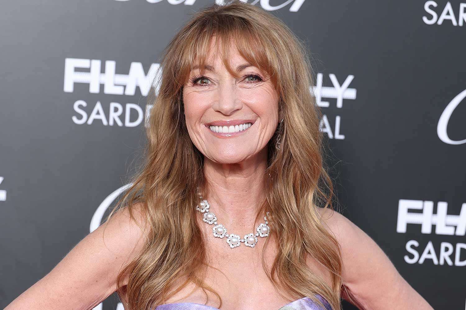 EthanM300's tweet card. Jane Seymour reveals her unique AM rituals—wiggling like a fish, family connections, and her creative sunrise habits—which keep her vibrant at 74. Discover the