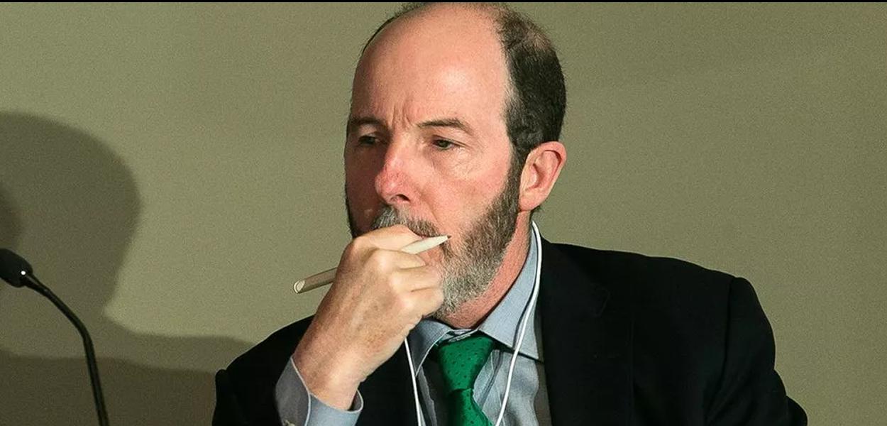 mmargapc's tweet card. Déficit fiscal brasileiro é consequência direta da altíssima taxa de juros – e não do salário mínimo