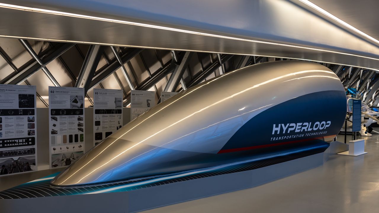 LalobaRose's tweet card. Conçu et en partie développé par le milliardaire Elon Musk, l'Hyperloop, encore en phase de test, pourrait un jour permettre de relier Londres et New York en moins d'un heure.