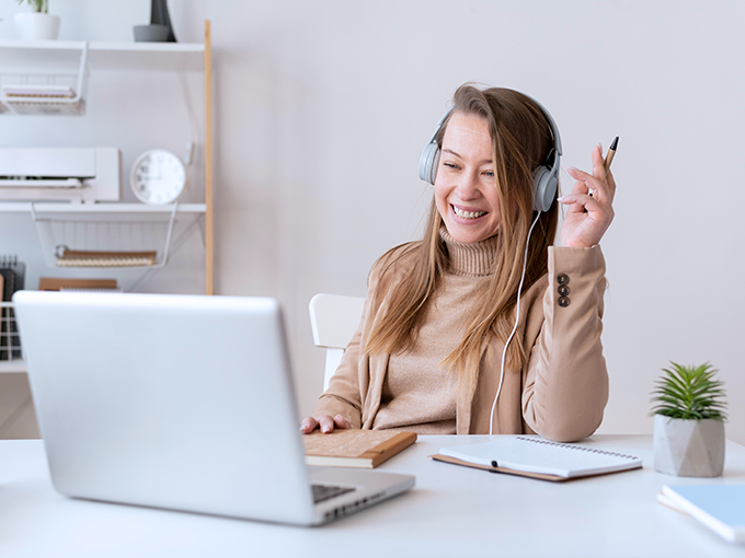 Acelerapyme's tweet card. Las pymes inmobiliarias pueden encontrar en los webinars una herramienta fantástica para relacionarse con sus clientes y con sus empleados. Estos eventos virtuales permiten compartir información...