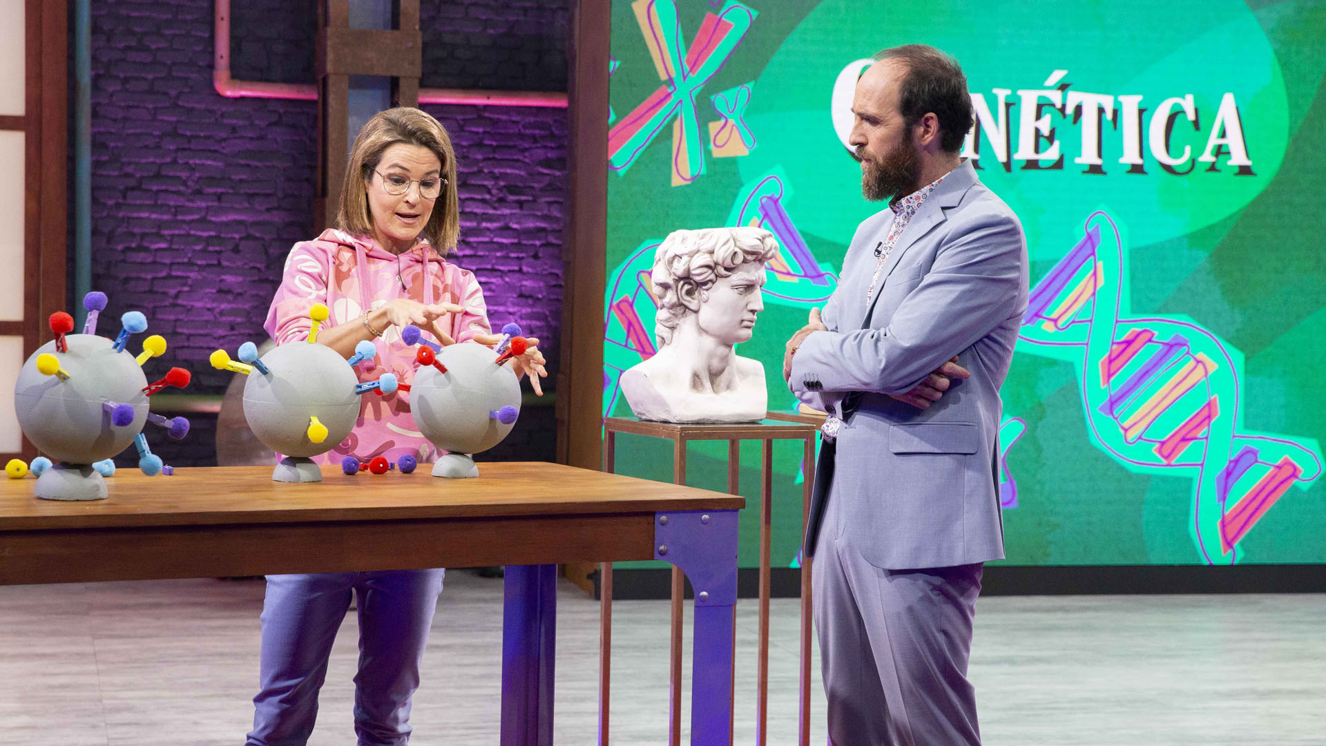 orbitalaika_tve's tweet card. Los genes coquetean para perpetuarse con una buena apariencia, creatividad o, incluso, a través del sistema inmunitario. Lo explica Helena González en Órbita...