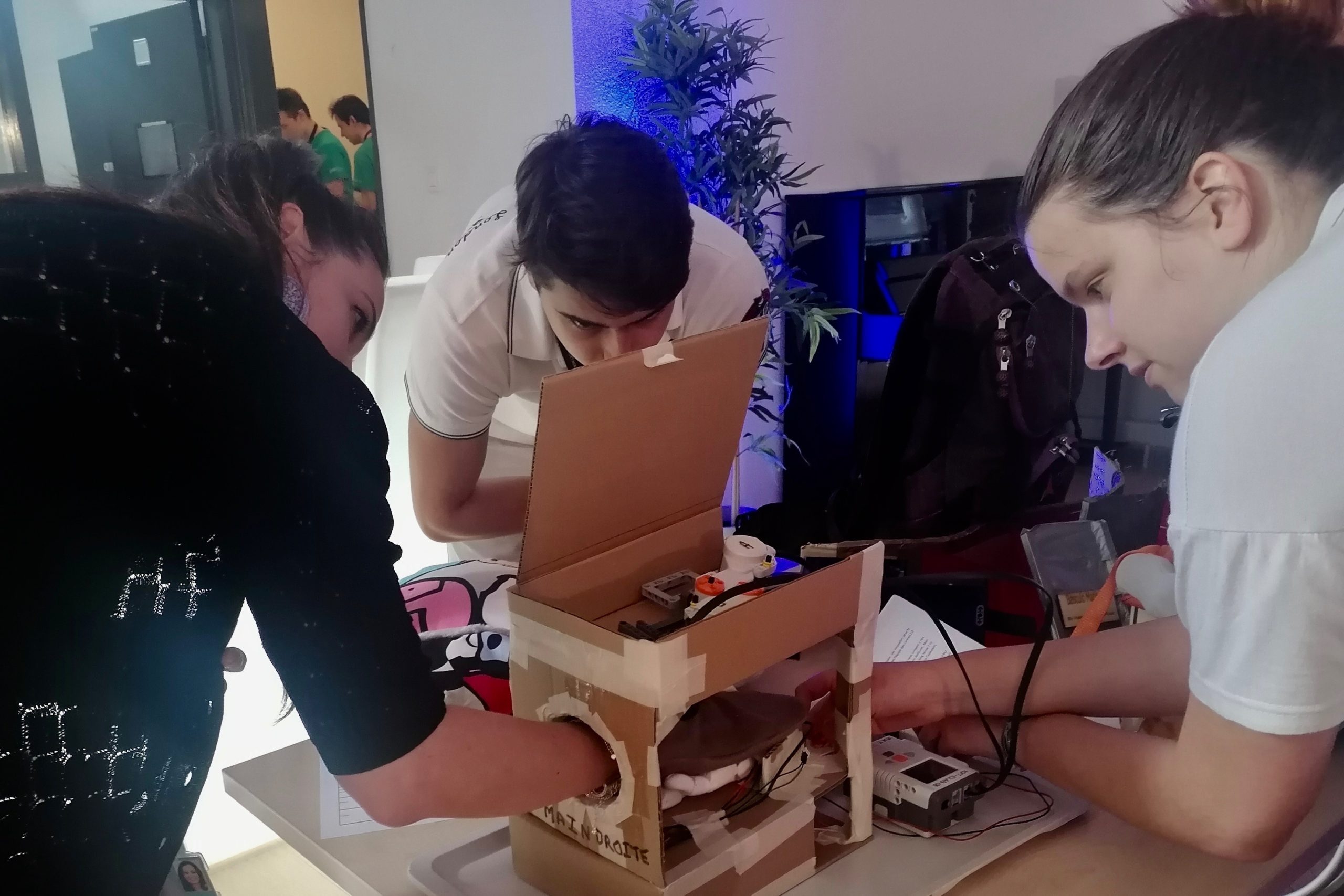 HandTech5's tweet card. Pour la 3e fois, l’université de technologie de Belfort-Montbéliard (UTBM) s’est mobilisé ce week-end lors du Crunch maker camp, un évènement dédié à l’innovation. Le thème retenu était l’usage...