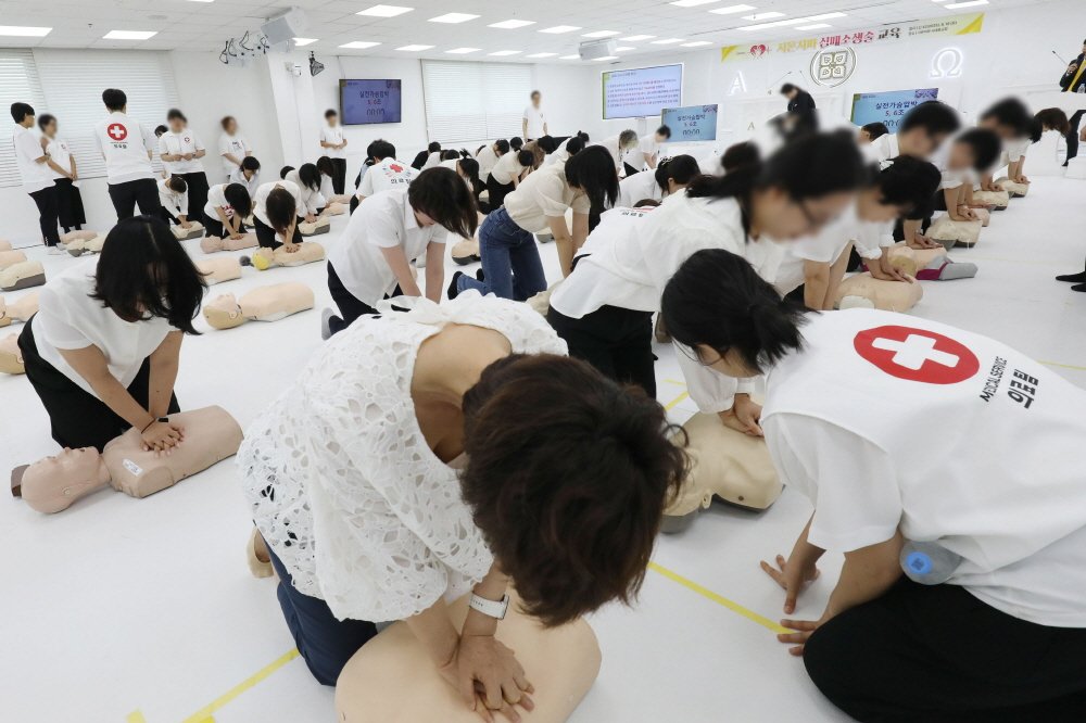 skysunbelieve's tweet card. "실제로 가슴 압박을 해보고 옆에서 교관님들이 속도, 압박, 깊이 다 봐주시니 자신감이 생겼어요. 정말 유익한 시간이었고, 전 성도가 다 배웠으면 좋겠어요" 신천지예수교 증거장막성전 시몬지파(지파장 이승주·이하 신천지 시몬지파)가 16일 서울 서대문구 소재 서대문교회에서 사명자들