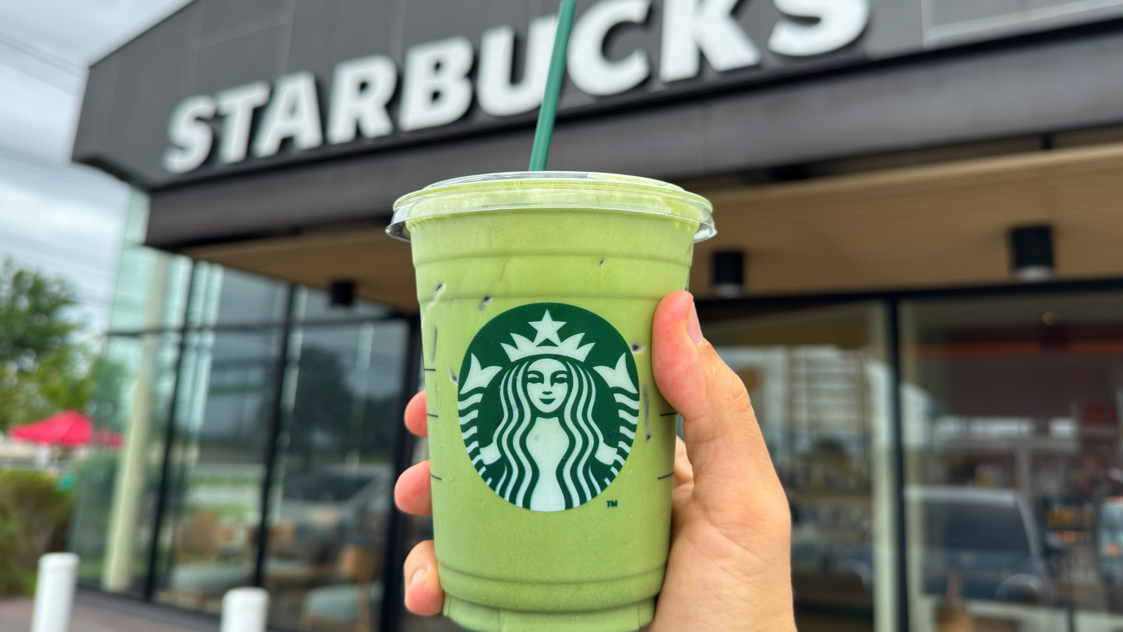 CHOW's tweet card. Colorful drinks have been all the rage at Starbucks since the Pink Drink went viral in 2016. This secret menu matcha drink is another one worth trying.